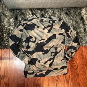 Cute camo top 🖤🖤